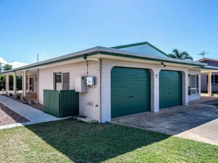 Large Kurrimine Beach Home easy walk to the beach