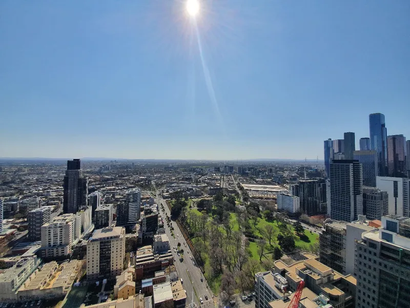 BREATHTAKING VIEWS FROM THIS AUSTRALIS TOWER APARTMENT