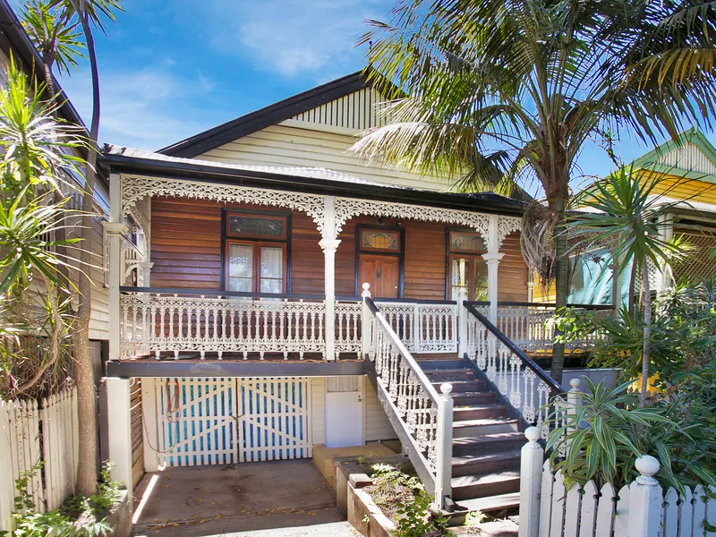 Fully Furnished Queenslander in most central location