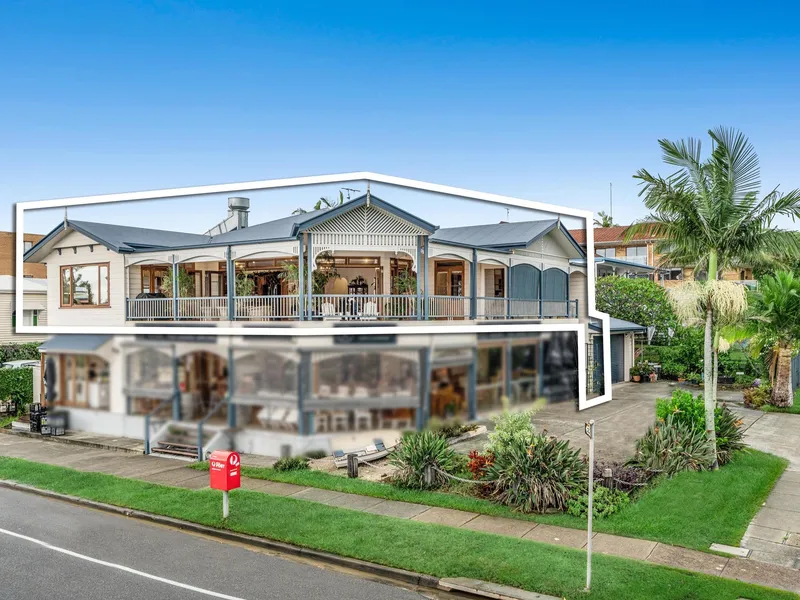 SPRAWLING WATERFRONT PENTHOUSE WITH PANORAMIC VIEWS