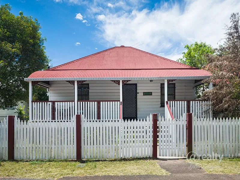 5 BEDROOM home in Sadliers Crossing