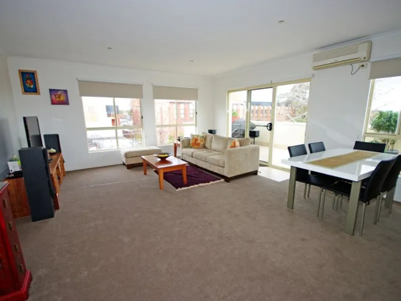 LIGHT FILLED PENTHOUSE APARTMENT IN AN IDEAL LOCATION