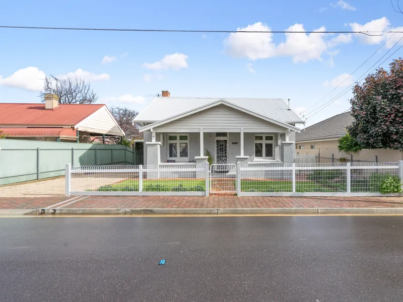 Stunning Seaside Character Bungalow – Beautifully Renovated with Separate Studio