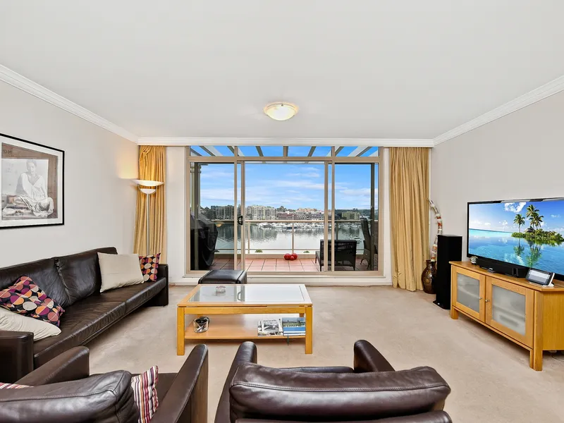 Grand 3 bedroom apartment with commanding harbour views