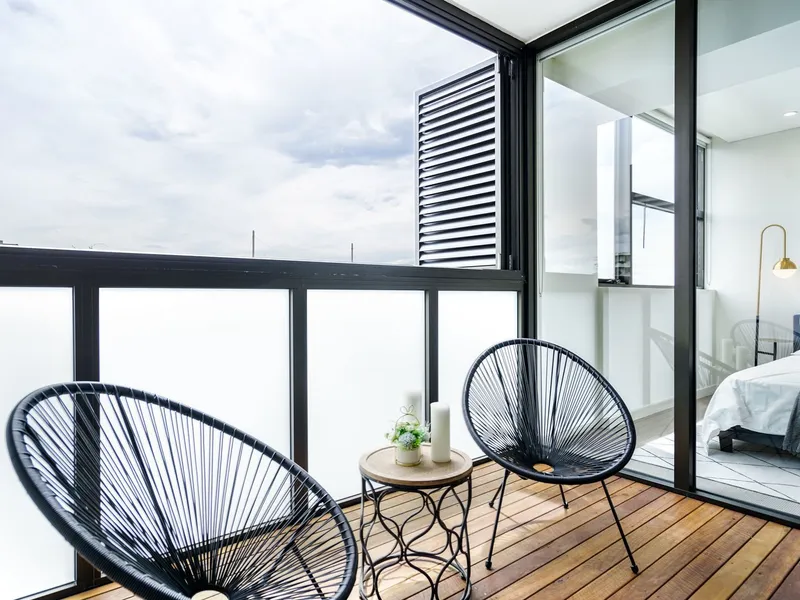 Modern Top Floor Apartment in Lifestyle Location