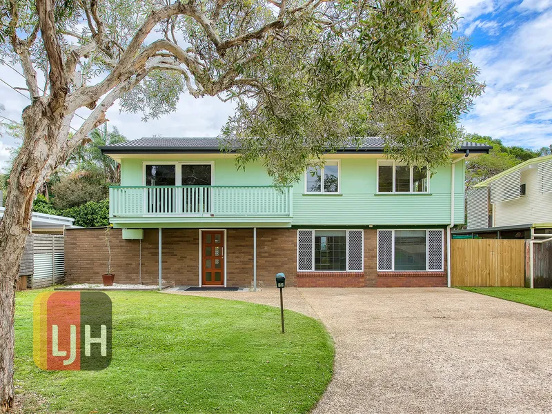 AIR CONDITIONED FIVE BEDROOM HOME + STUDY & SPARKLING IN GROUND POOL !!