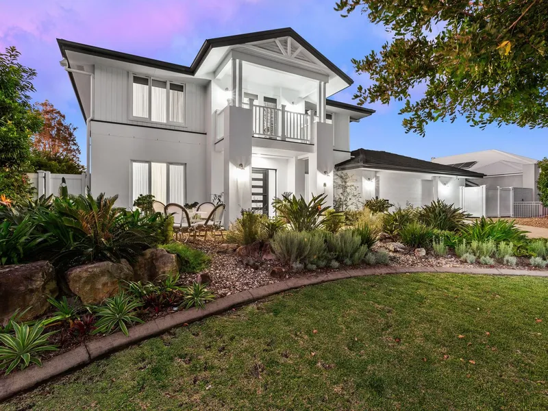 GRAND SCALE LUXURY ENTERTAINER