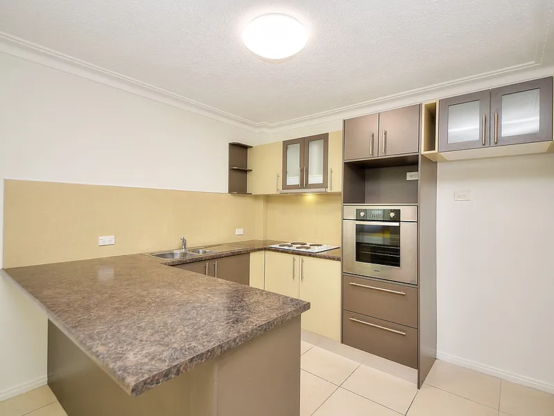 Modern 2 Bedroom Unit - Walk to Broadwater!!