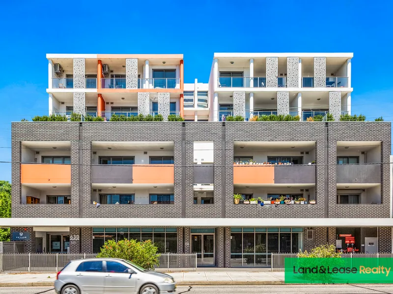 NEAR NEW AND EXTRA LARGE 2 BEDROOM UNIT WITH BONUS STUDY ! 