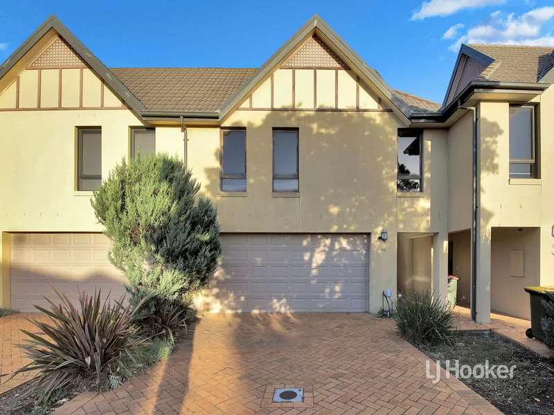 Serene Retreat with Golf Course Views, Sunlit Interior at Incredibly Sought After Location