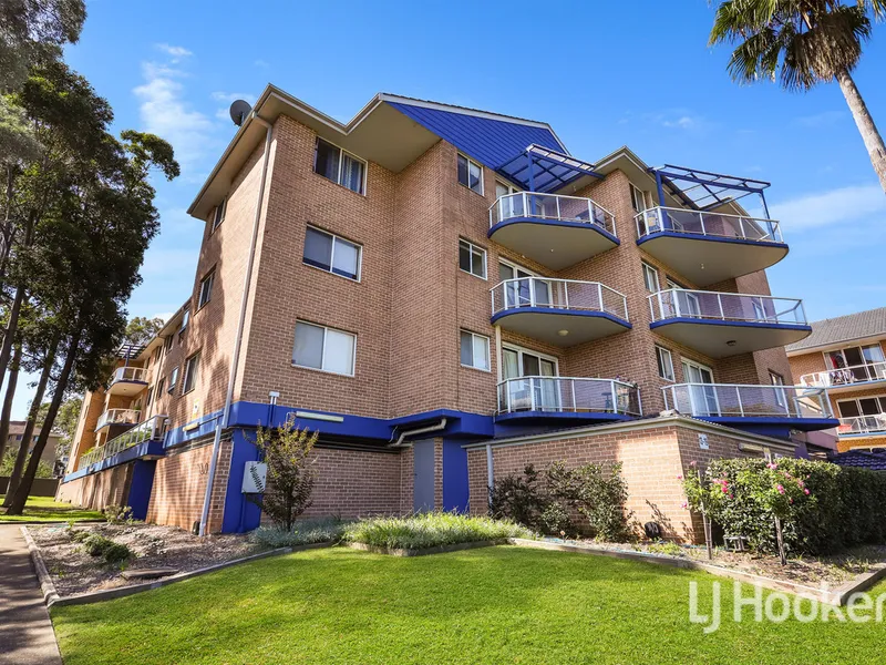 Top Floor Unit In Secure Complex! Walk To Station, Shops & CBD!