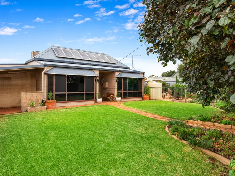 PRIVATE & PEACEFUL ENTERTAINER !! SITUATED ON A 1047 MS BLOCK