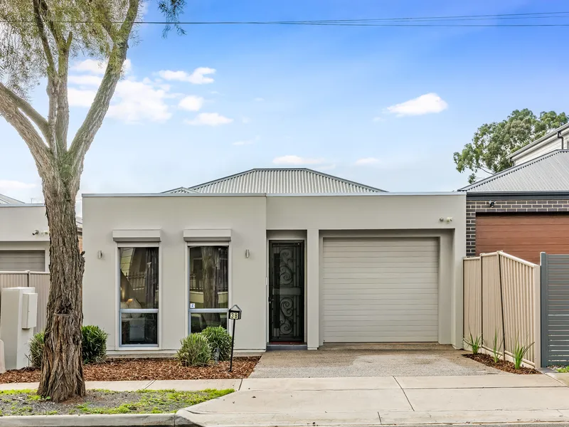 Sparkling & Spacious Modern Living Gleams with Superb Feature & Functionality!