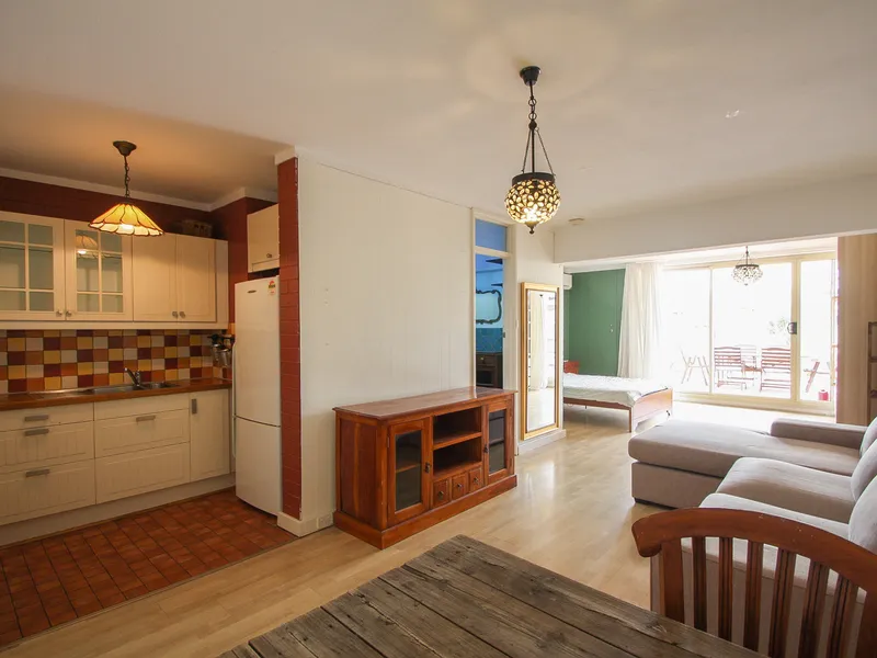 PARTLY FURNISHED GROUD FLOOR STUDIO APARTMENT BOASTING LOCATION AND VALUE!