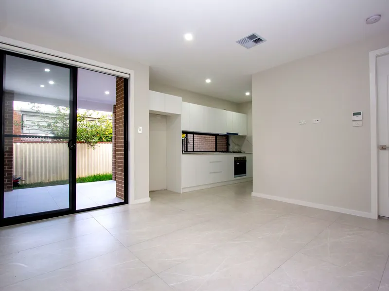 Near New, Stunning 2 Bedroom Villa Style Apartment