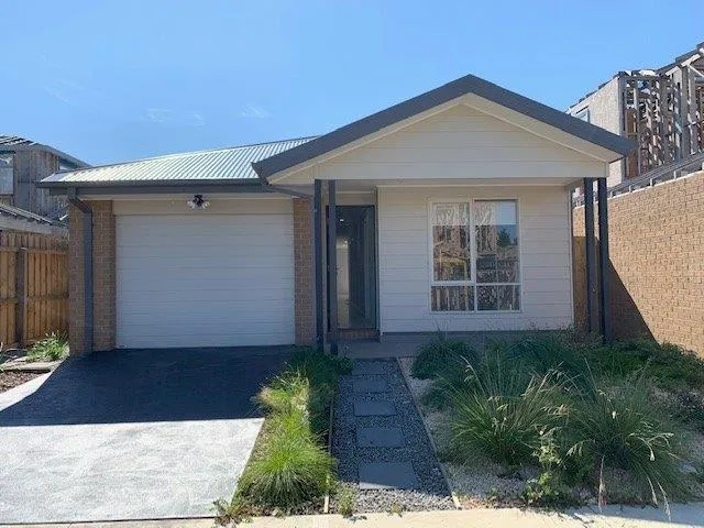 CONTEMPORARY TOWNHOUSE IN BELMONT