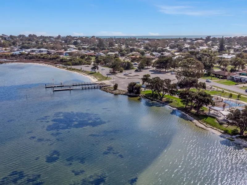 PEACEFUL ESTUARY SIDE LIVING 