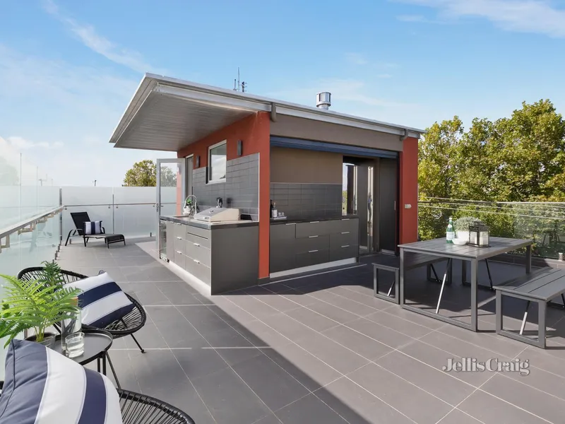 Sensational low maintenance living with north facing rooftop