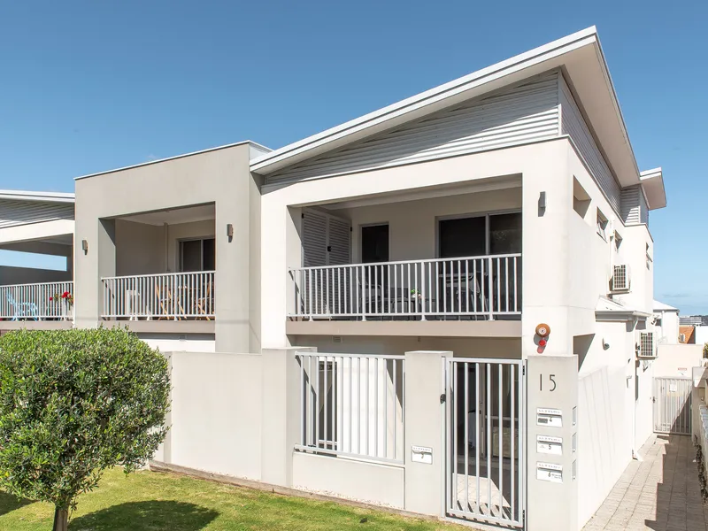 STYLISH TOP FLOOR 1 BEDROOM APARTMENT located on Mt Hawthorn Border!