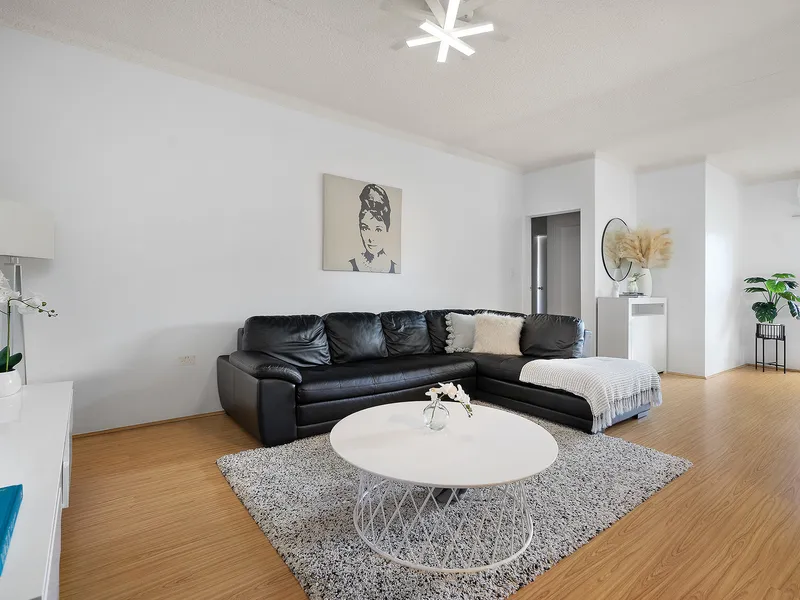 BRIGHT TWO BEDROOM ON THE TOP FLOOR WITH GARAGE