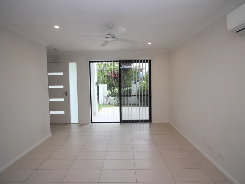 Family Townhouse In Sought After Complex Of Hope Island