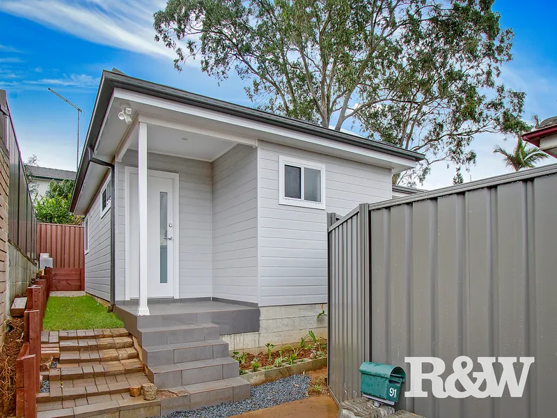 IMMACULATE GRANNY FLAT