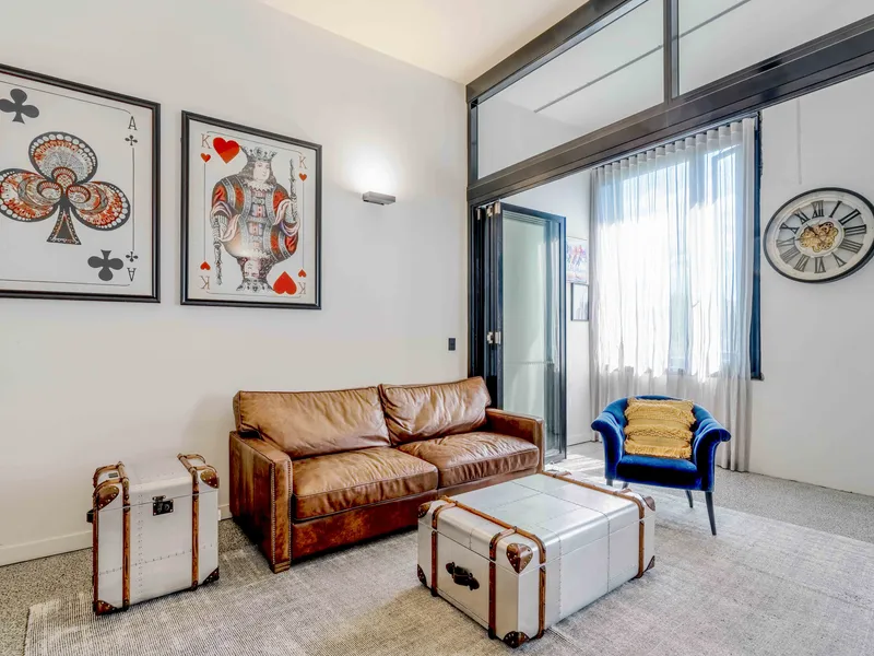 Rare high ceiling two bedroom 