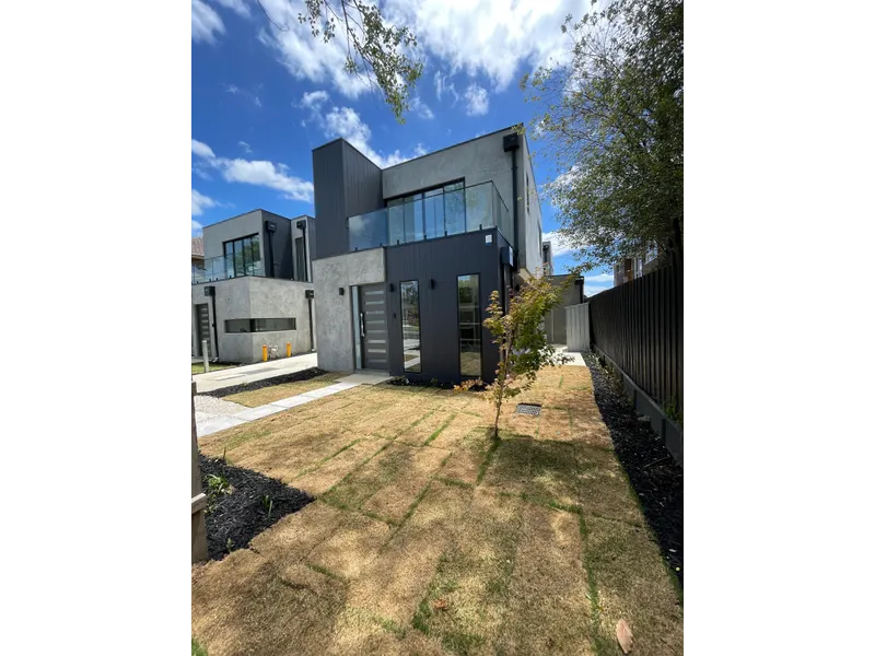 Premium Contemporary Townhouse Convenient to Schools, Public Transport and Shopping