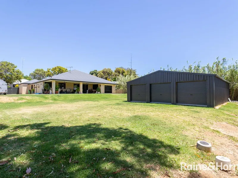 Light, Luxury And Leafy Views With Bonus Huge Workshop!