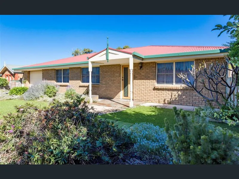 Walking Distance To The Strand, Shops and Cafes