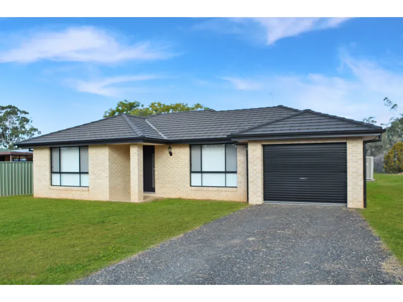 BEAUTIFUL NEAR NEW HOME/LARGE BLOCK