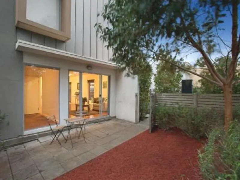 Ground floor with a single-sided courtyard