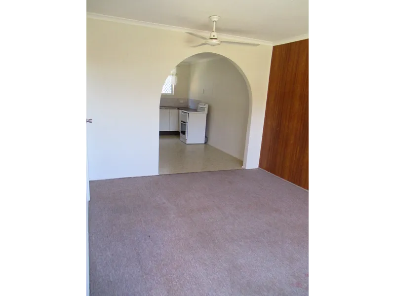 CENTRALLY LOCATED 2 BEDROOM UNIT IN GLADSTONE CENTRAL!