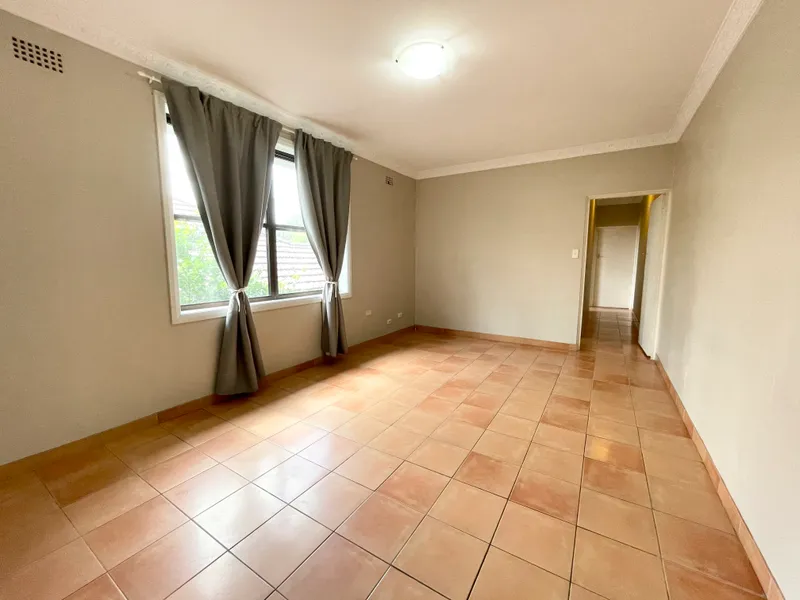 UNIT SMALL BLOCK CONVENIENTLY LOCATED
