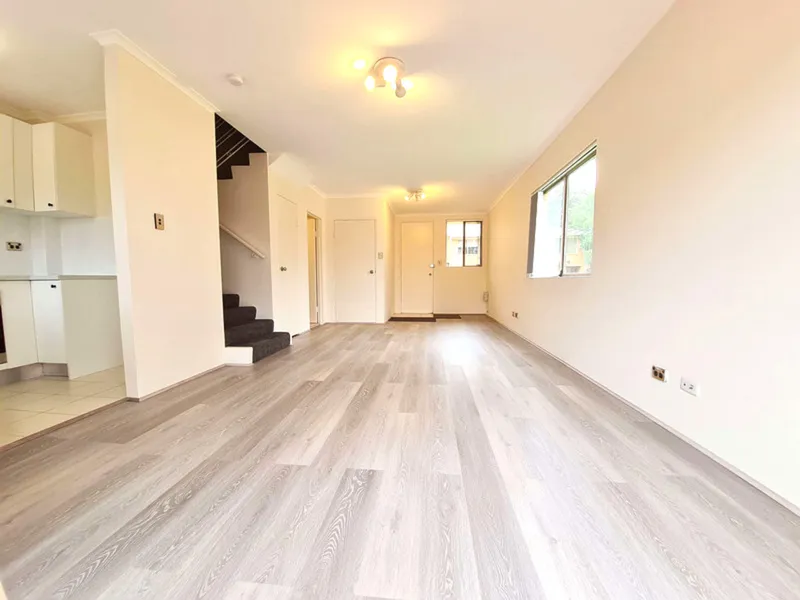 Lovely 3 Bedroom Townhouse Filled with Plenty of Natural Light!!!