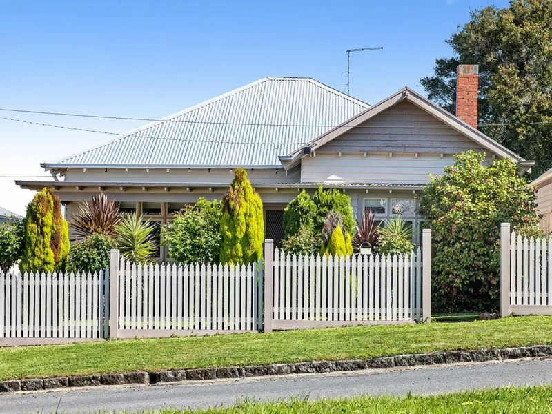 BEAUTIFUL FOUR BEDROOM HOME - CLOSE TO THE CITY CENTRE