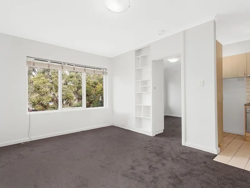 SPACIOUS ONE BEDROOM, ELEVATED APARTMENT IN GREAT POSITION | HODGES CAULFIELD