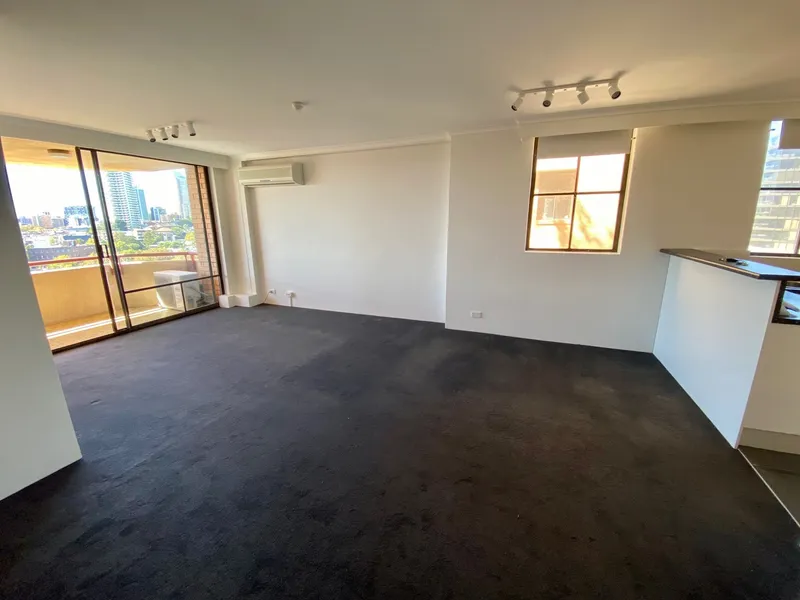 SPACIOUS 2 BEDROOM APARTMENT, FRESHLY PAINTED & CARPETED