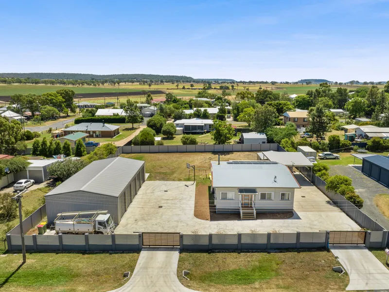 Attention all Tradies, Contractors, Business Operators, & Families - A Character Home, Studio and Outstanding Industrial Shed on 2023m2