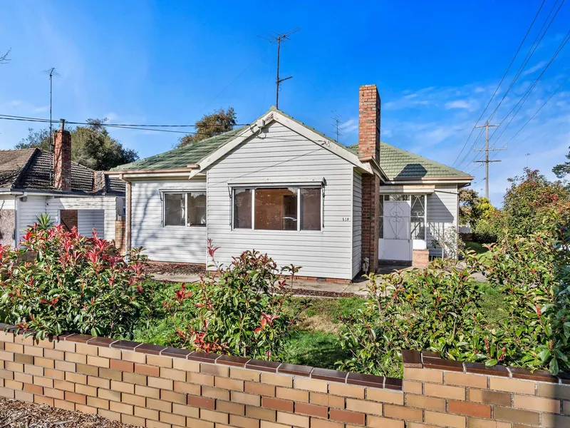 Gorgeous and fresh three bedroom home, this house certainly will delight!