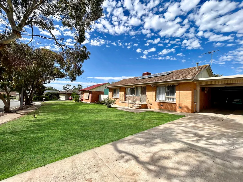 Spacious family home with huge outdoor entertaining and storage