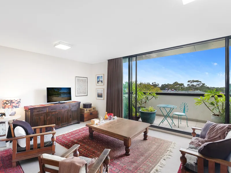 Contemporary over-sized one-bedroom penthouse apartment with district views