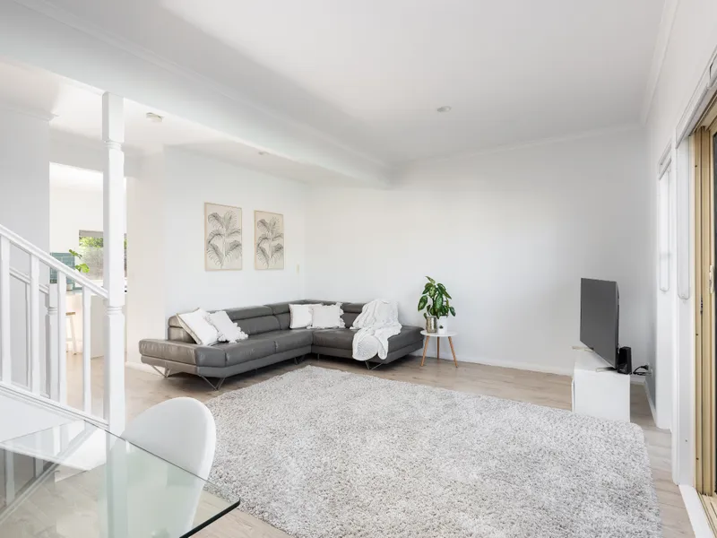 Boutique Renovated Townhouse 300m to the Beach