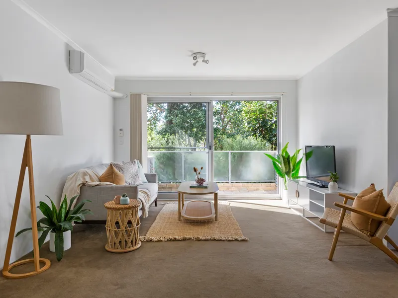 Spacious apartment with private leafy outlooks
