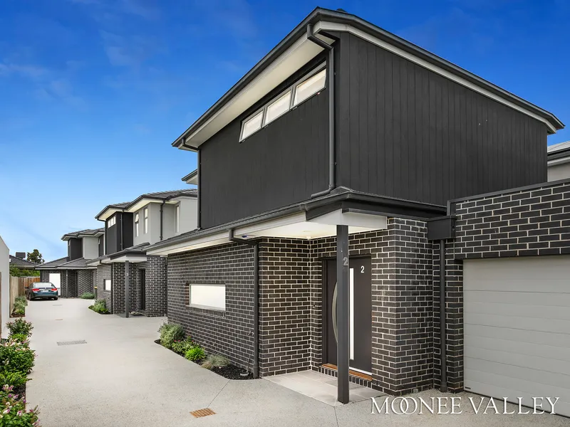 QUALITY BUILT TOWNHOUSE WITH DOUBLE GARAGE!