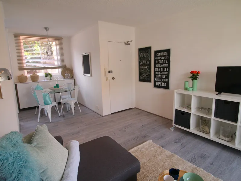 Large Open-Plan 3 Bedroom Ground Floor Apartment.