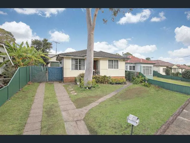 HOUSE IN GREAT LOCATION