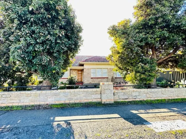 Large family home in the heart of Victor Harbor.