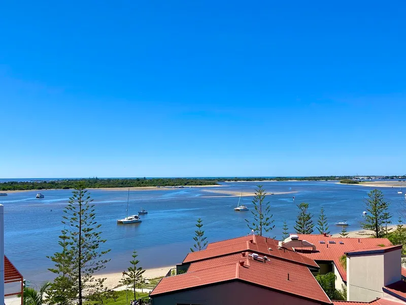 BEAUTIFUL 8TH FLOOR APARTMENT WITH SWEEPING HINTERLAND VIEWS