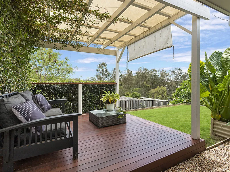 STYLISH FAMILY HOME WITH BEAUTIFUL VIEWS!!!!